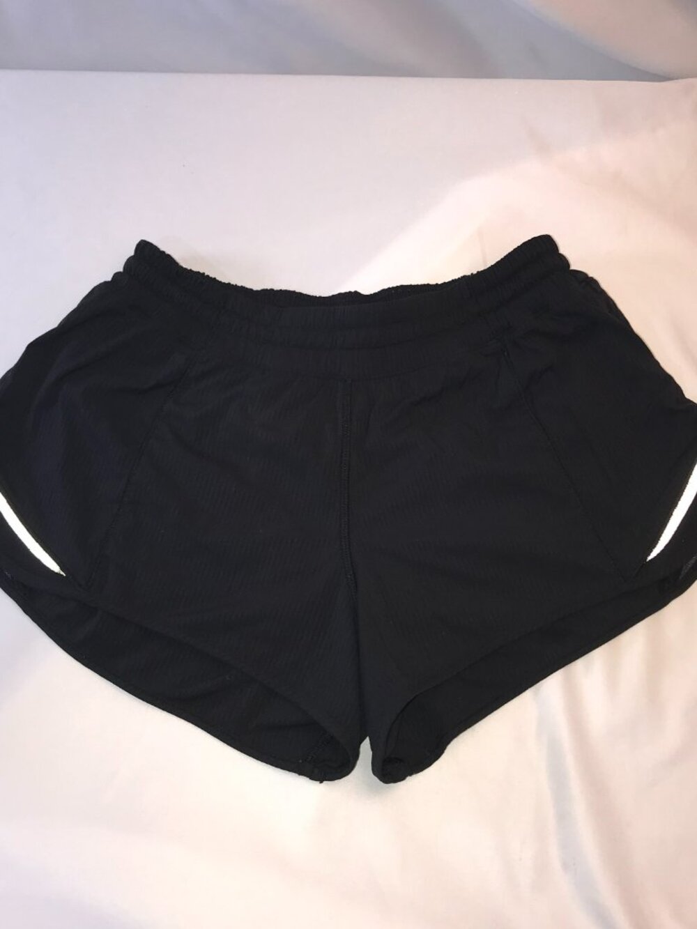 Lululemon Hotty Hot Low-Rise Lined Shorts 2.5" inseam Black Size 6 Women's